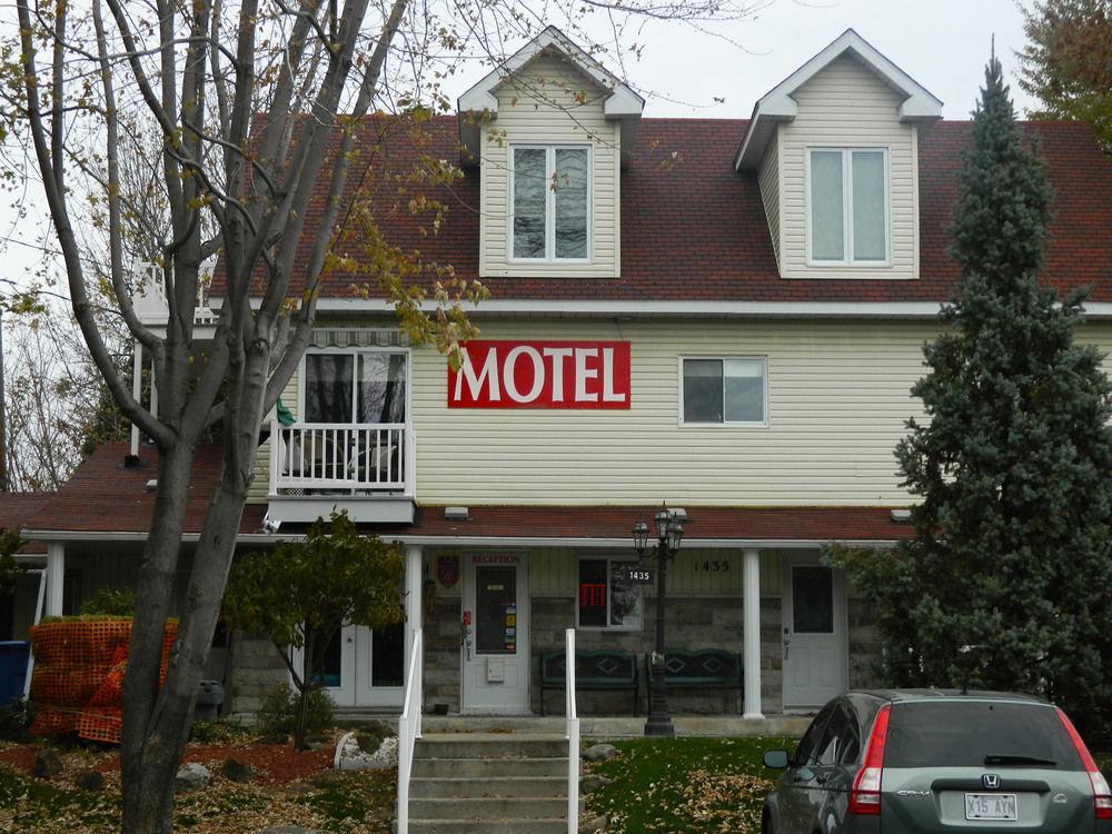 Motel Derfal Repentigny Exterior photo
